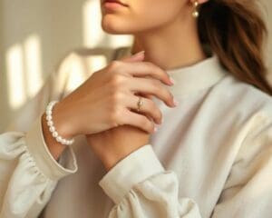 ¿Cómo combinar tus joyas con looks relajados?