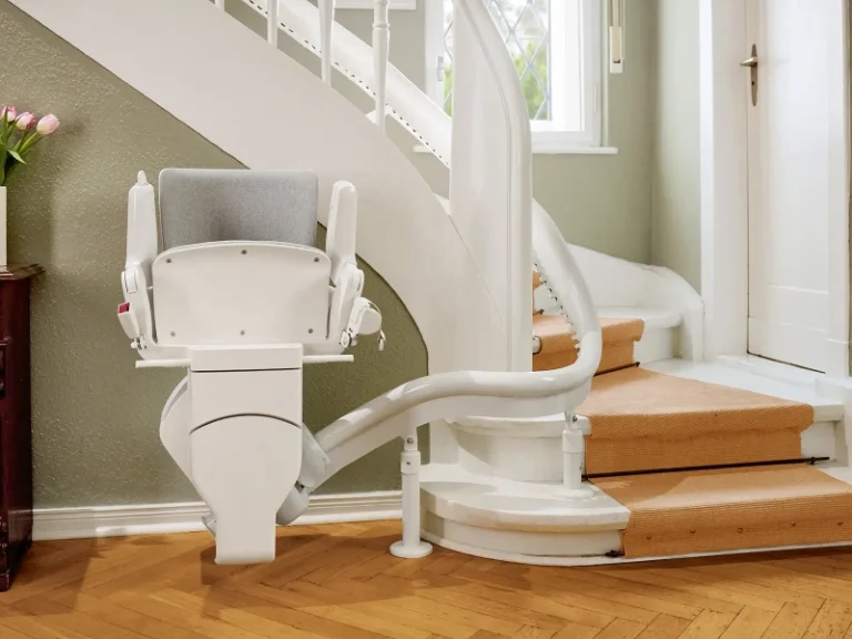 ¿Qué ventajas tiene una plataforma salvaescaleras en casa?